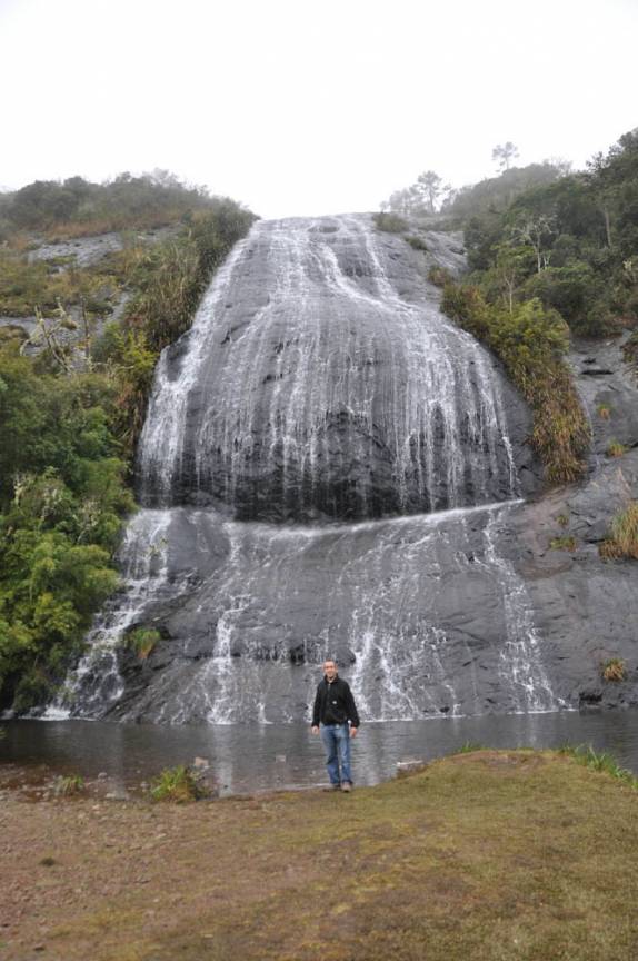A Cachoeira Véu a Noiva, no caminho para o Morro da Igreja, em Urubici - SC